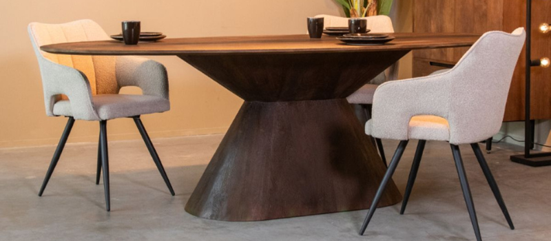 Ovale zwarte eettafels