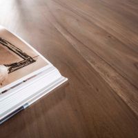 Fraaai Rahul eettafel sculpture - massief acacia drift bruin